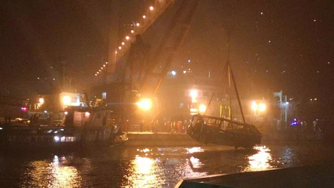 视频:重庆万州坠江公交车被打捞出水时,现场鸣笛致哀