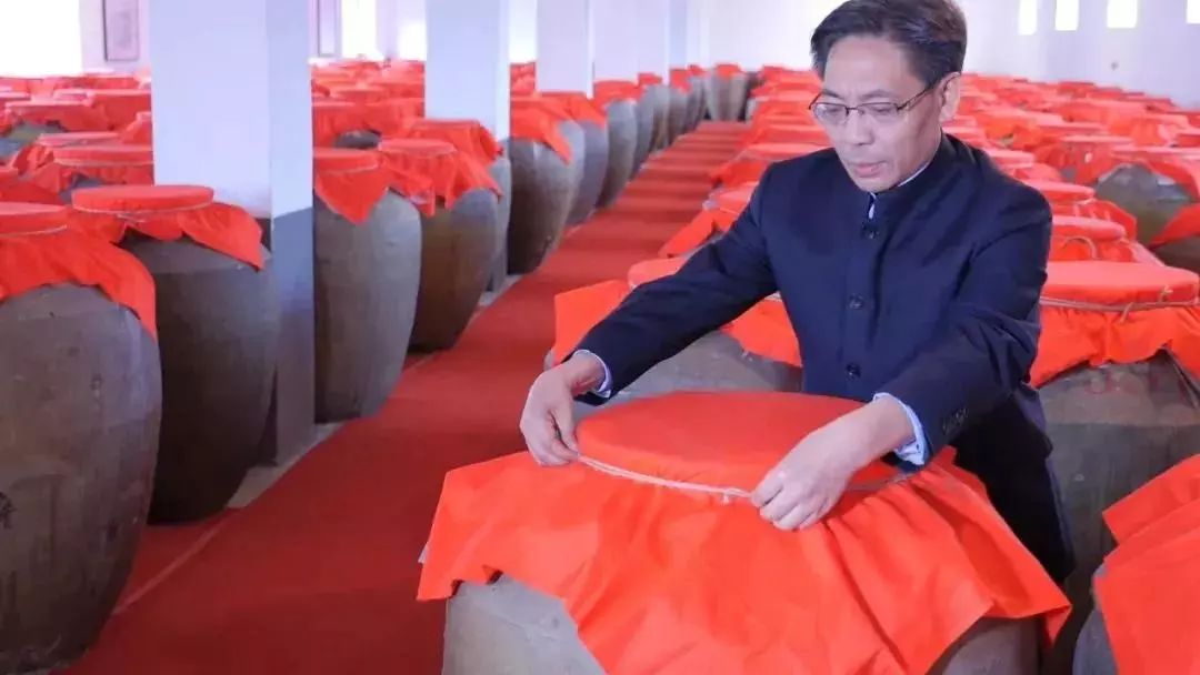 震惊！中国酱香酒大师梁明锋揭秘白酒“内幕”，喝酒的人都得看看！