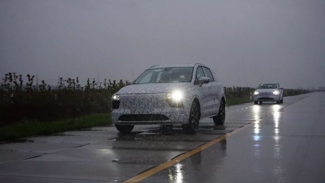 NB！这款中国品牌的SUV，在雨天竟能超160km/h速度过弯！