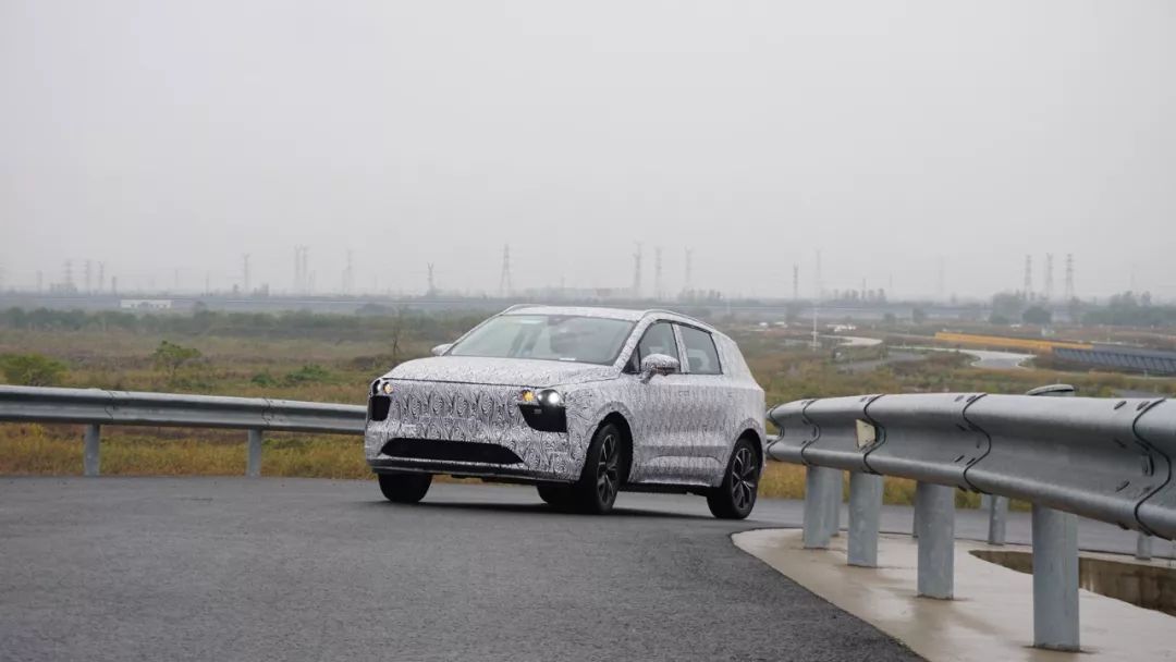 NB！这款中国品牌的SUV，在雨天竟能超160km/h速度过弯！