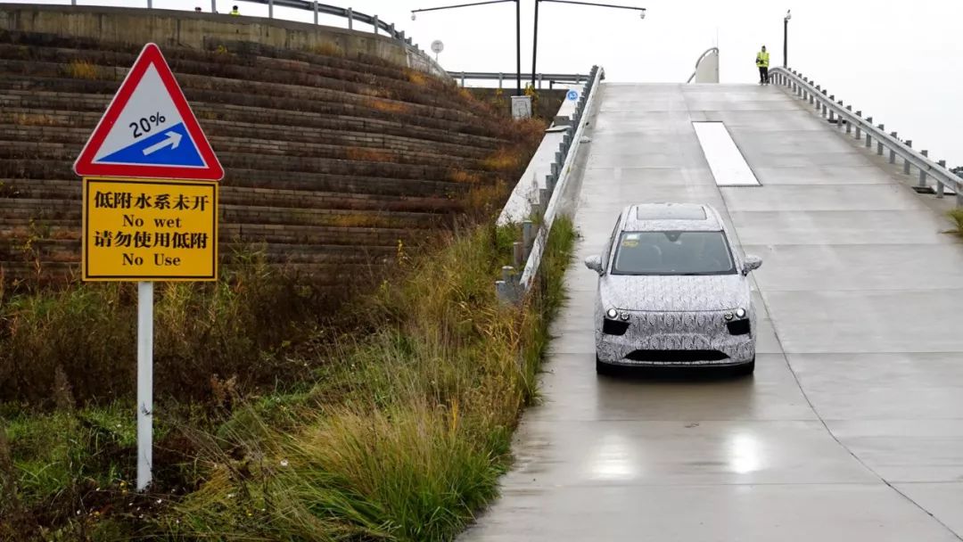 NB！这款中国品牌的SUV，在雨天竟能超160km/h速度过弯！