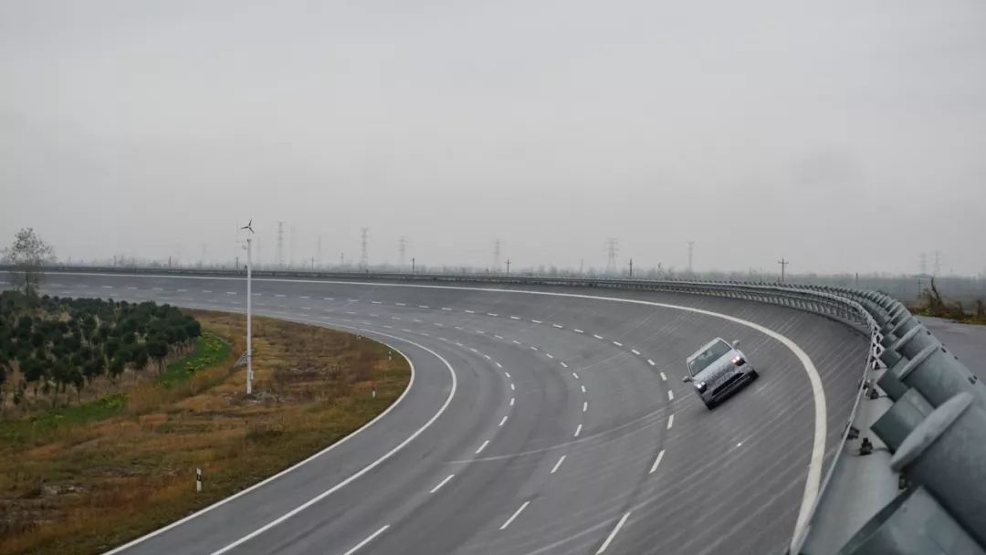 NB！这款中国品牌的SUV，在雨天竟能超160km/h速度过弯！