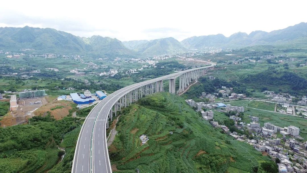 秀山跟铜仁gdp谁多_秀山花灯(2)