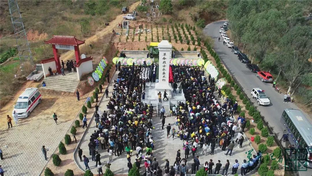 救火英雄查卫光烈士魂归故里,家乡人民夹道接