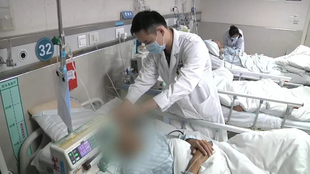 男子打麻将“打爆”脑的哥免费接送老人血管 医