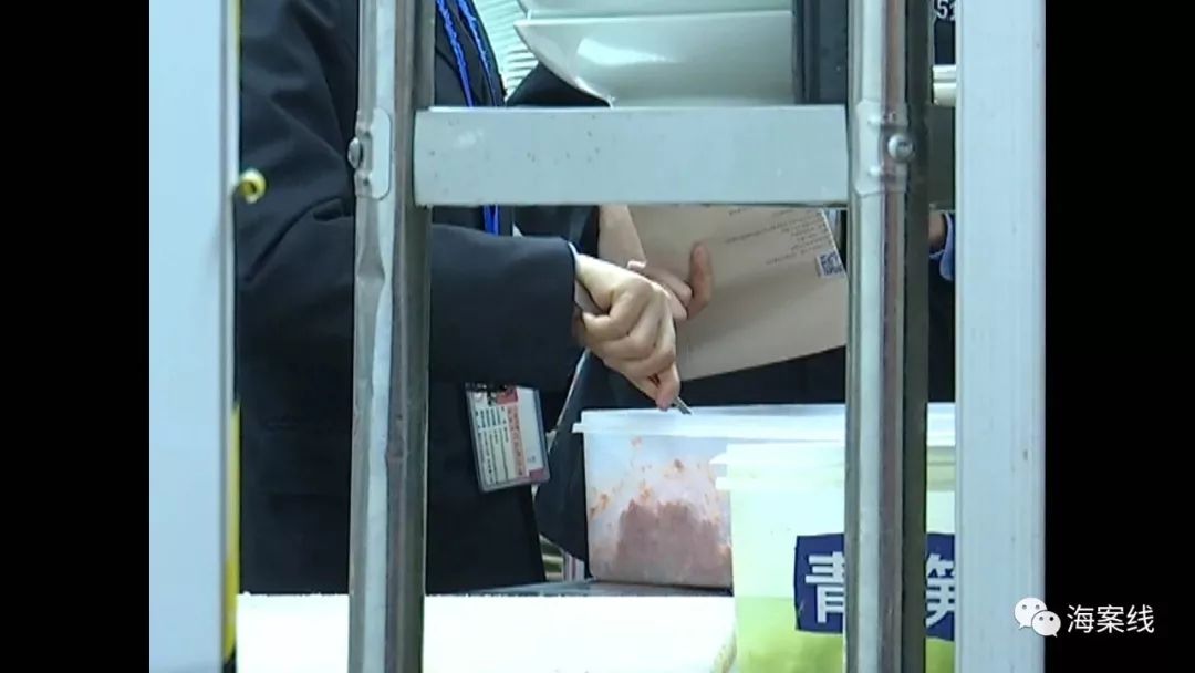 南宁一火锅店肉里吃出塑胶碎片,经理:“我给你跪下好不好?”