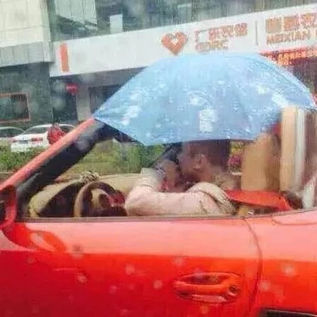 大雨倾盆，男子打雨伞开敞篷跑车！网友：土豪的烦恼你永远不懂