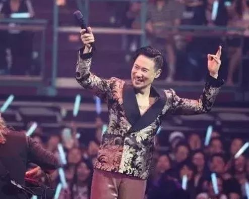 【新闻盘点】“他来听我的演唱会，半年的努力换来手铐一对”张学友的演唱会上，叒抓到逃犯了.