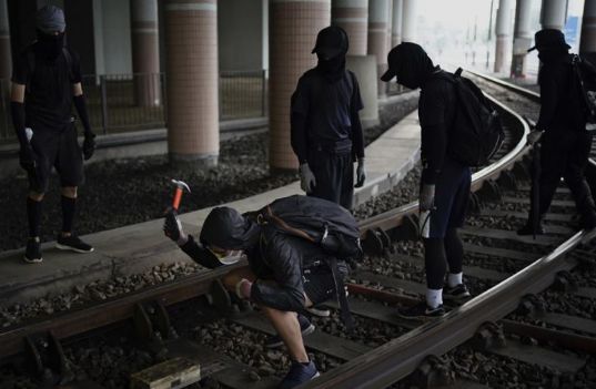 两香港男生打砸港铁每人判赔14万 当天上缴否则