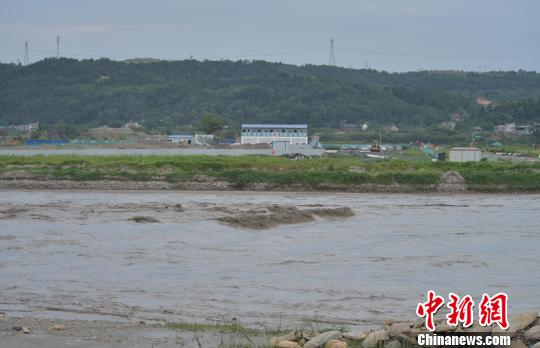 6月26日,位于四川省绵阳市三台县永明镇的一建筑工地26日被洪水围成孤岛,致122名工人被困。图为孤岛照片。 杨勇 摄 四川绵阳洪水围岛致122名工人被困
