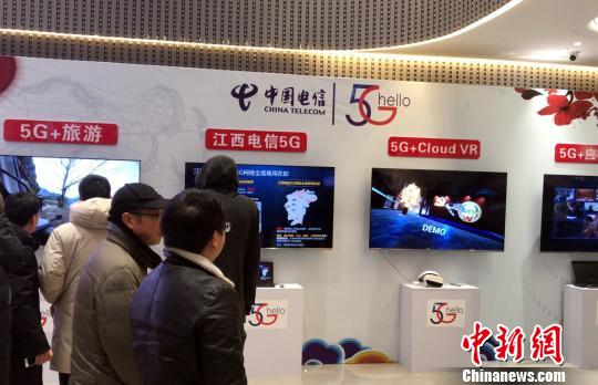 圖爲通信運營企業展示的5G應用。 湯扉 攝