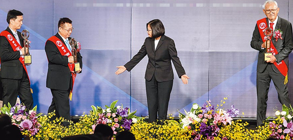 蔡英文参加颁奖典礼迟到半小时。（图片来源：台湾“中时电子报”）