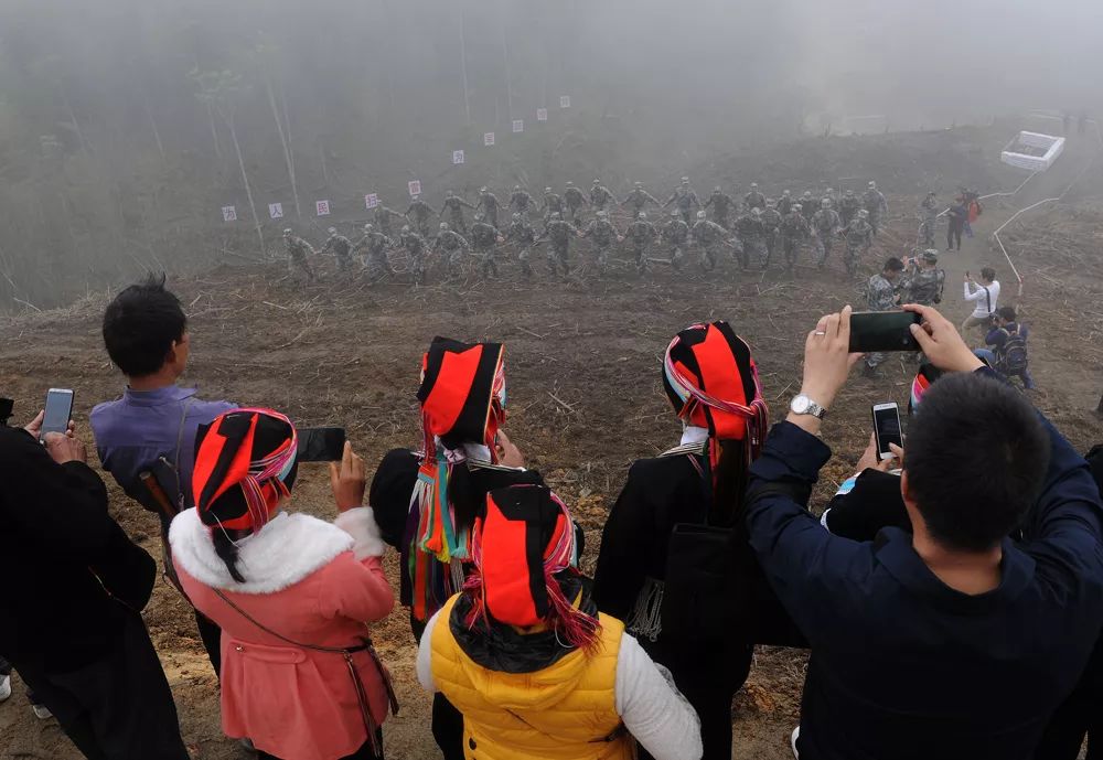 　　2018年11月16日，中越边境云南段已扫雷场移交仪式上，南部战区陆军云南扫雷大队官兵在云南省麻栗坡县老山西侧坝子雷场手拉着手徒步验收已扫雷场。彭希 摄