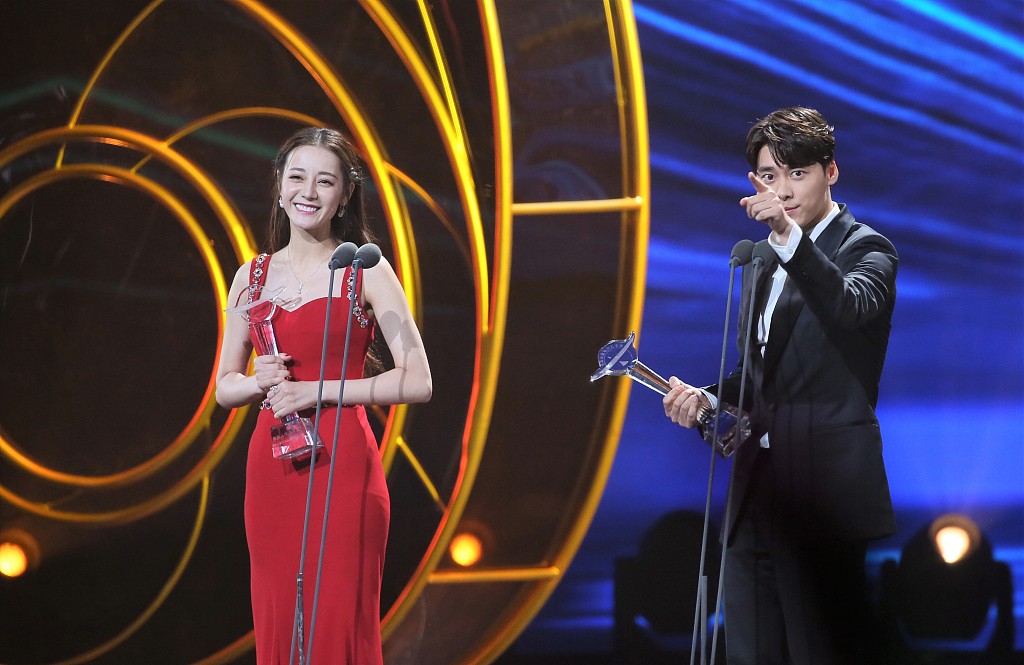 迪丽热巴李易峰获金鹰奖双杯 遭群嘲
