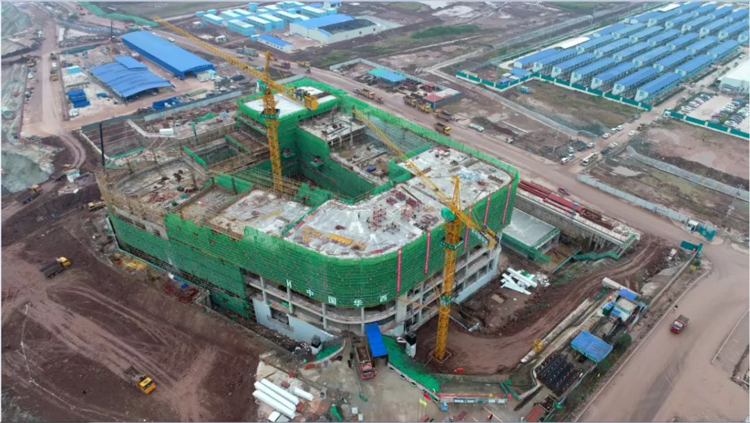 成都天府国际机场可无缝换乘高铁、地铁等交通，还有内部捷运