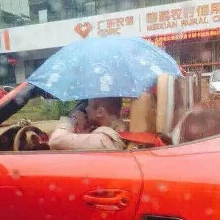 大雨倾盆，男子打雨伞开敞篷跑车！网友：土豪的烦恼你永远不懂
