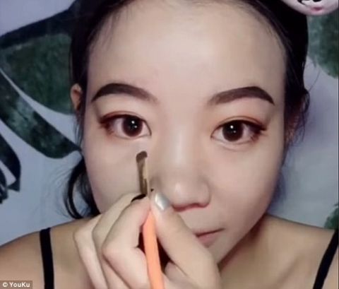 中国化妆术走红国外:戴假鼻子贴胶带,妆前妆后
