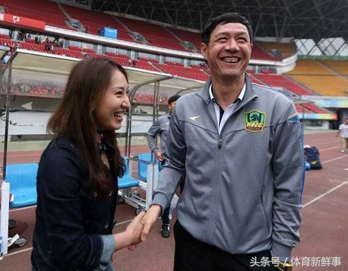 前国脚黎兵和歌星老婆甘萍近照:黎兵带队15连胜,女儿已14岁