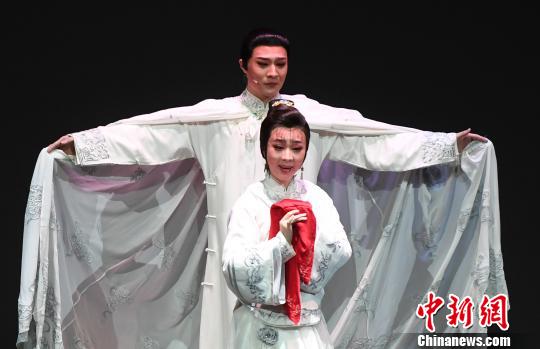 由福州闽剧院创作表演、国家艺术基金2017年度大型舞台剧和作品资助项目——闽剧《银筝断》在福州凤凰剧院首演。 记者刘可耕 摄