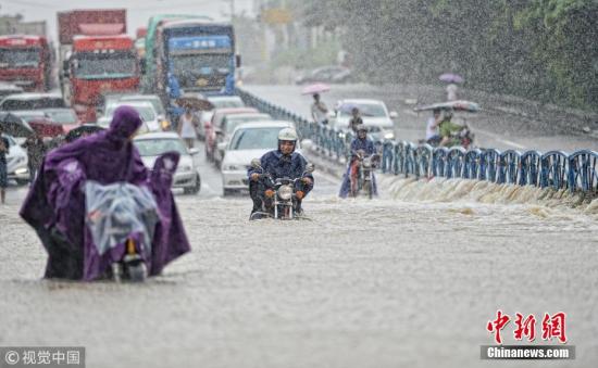 资料图:民众在暴雨中出行。李想摄 图片来源:视觉中国 中等强度冷空气将影响中东部地区 东北等地有大到暴雨