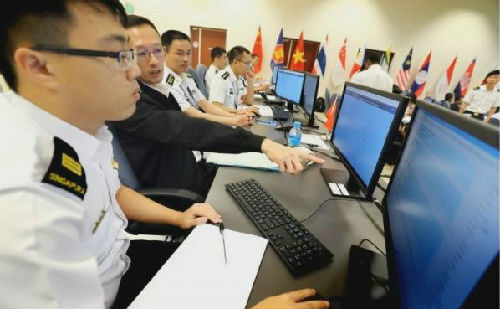 中国和东盟人员正在进行桌上演练(新加坡《联合早报》网站)