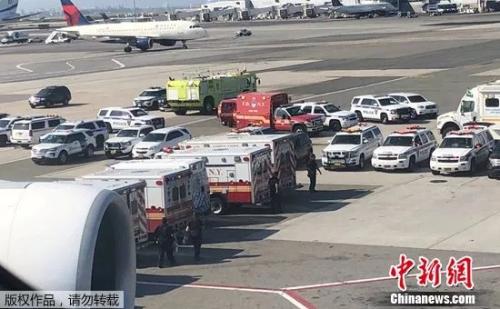 大批消防車待命