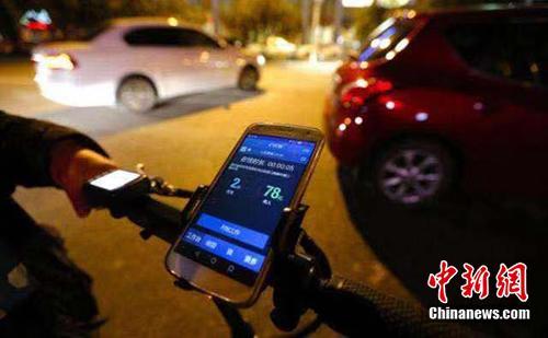 深夜的北京,代驾司机游荡着等待订单。受访人供图