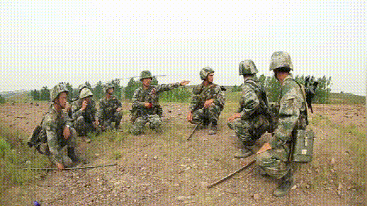 炮手设计前需要夯实座钣   为迫击炮身提供坚强的后盾   为精准射击