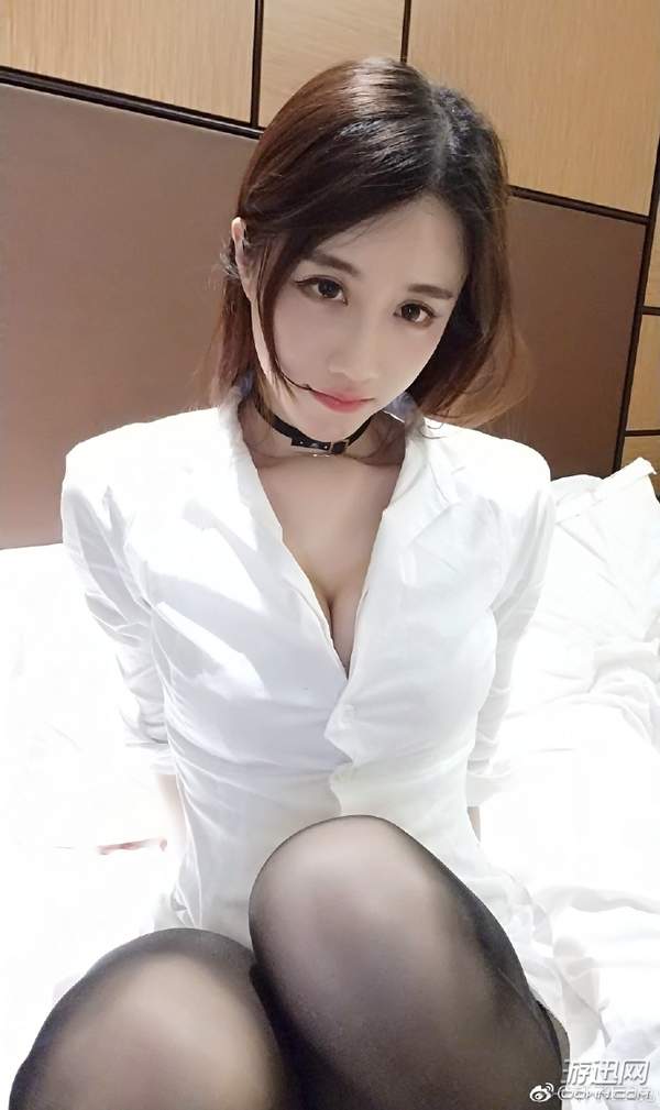 “ASMR第一女神”主播晒床照求撩?黑丝美腿,风情万种