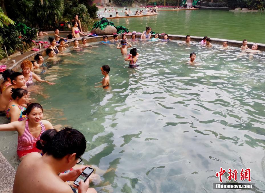 女人下面有水样分泌物怎么回事？和怀孕有关吗？