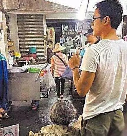【揭秘】身价上亿的明道为何陪母亲摆地摊,背后的故事令人心酸