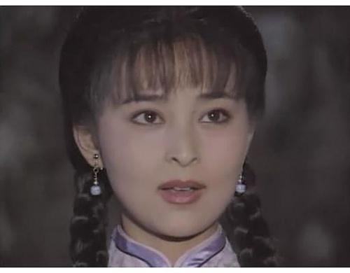 P图不加滤镜,50岁岳翎素颜看状态依然很好,骨