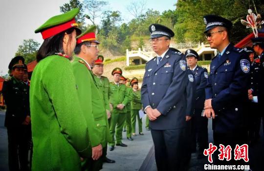 图为移交现场。警方供图 警方供图 摄