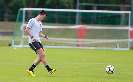 权健夏训孙可进行有球训练 脚伤恢复理想盼尽