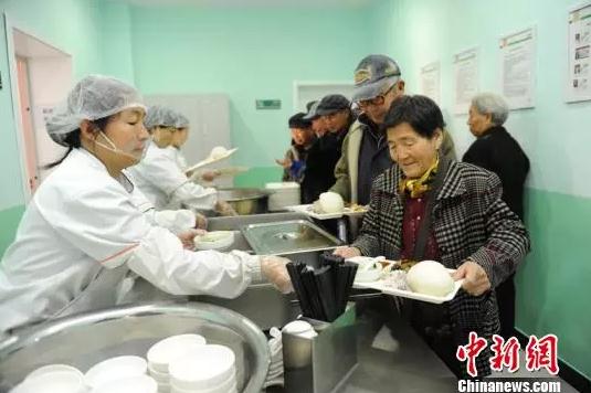 資料圖:社區開辦的助老之家,爲社區老人提供用餐、家政、生活照料等服務。張瑤 攝