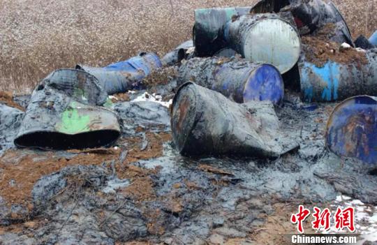 被犯罪嫌疑人倾倒的危险废物。邢台开发区公安分局供图