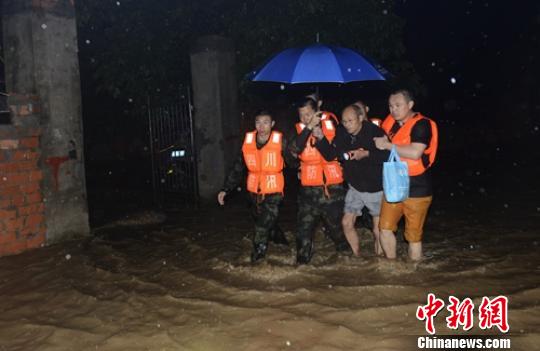 洪水中消防官兵紧急护送民众转移。　刘忠俊　摄