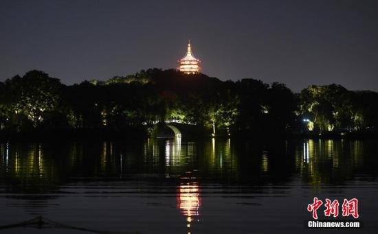  资料图：西湖雷峰塔在入夜后亮灯。中新社记者 王刚 摄