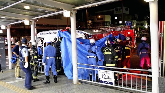 日本新干线发生一起无差别杀人案,男子为救女