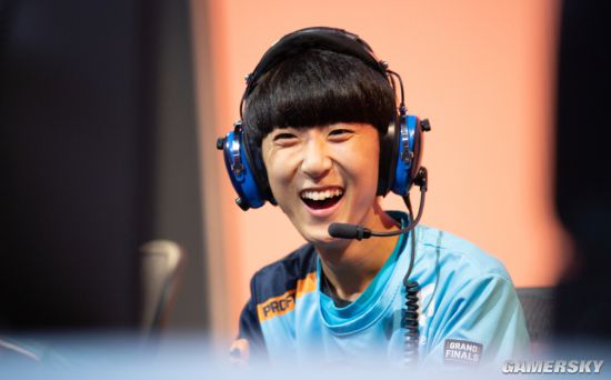 《守望先锋》联赛总冠军伦敦喷火战斗机队答粉