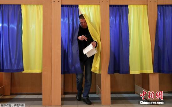 資料圖:當地時間3月31日,烏克蘭總統大選期間,民衆在投票站投票。