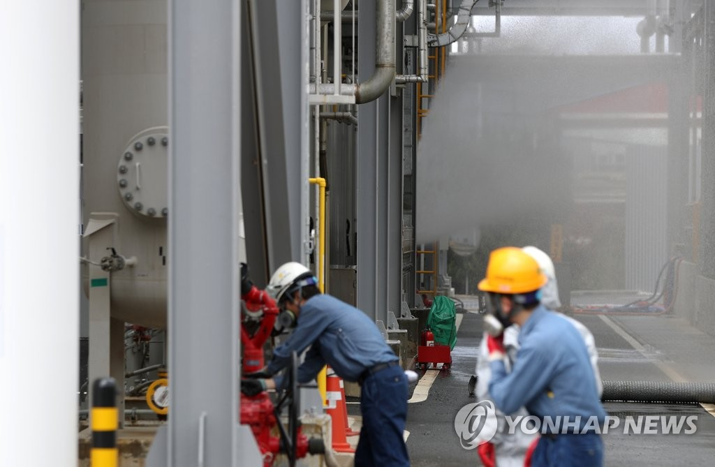 工厂工人检查事故现场设备。