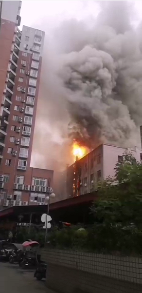  现场浓烟滚滚。视频截图