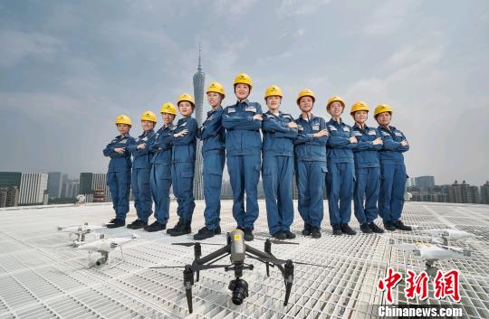 广州供电局组建了一支由90后高学历女员工组成的“巾帼无人机飞行队”,运用无人机开展高压线路巡视和故障查找,实力证明巡线查障的高强度“技术活”女生也能胜任。 龚电 摄