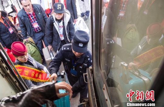 安徽蚌埠铁警护航农民工专列