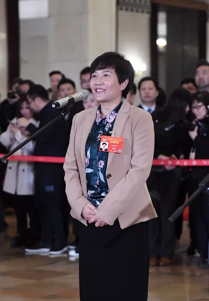 3月3日,中国人民政治协商会议第十三届全国委员会第二次会议在北京人民大会堂开幕。这是全国政协委员余留芬在“委员通道”接受采访。新华社记者陈晔华摄