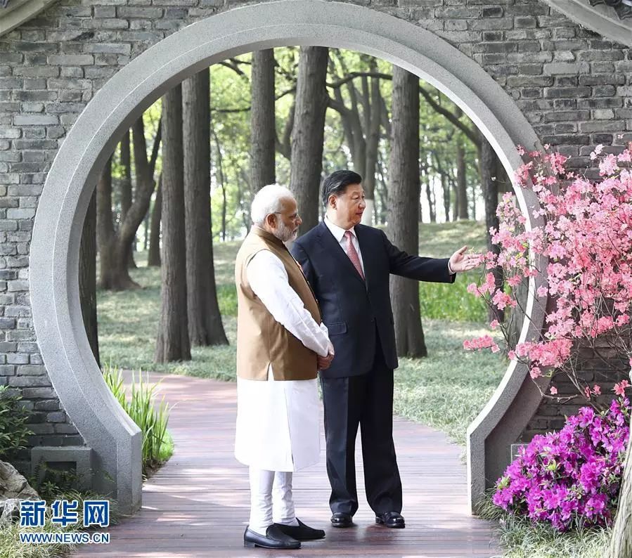 ▲资料图片:4月27日和28日,国家主席习近平在武汉东湖宾馆同印度总理莫迪举行非正式会晤。这是4月28日,习近平同莫迪散步交谈。