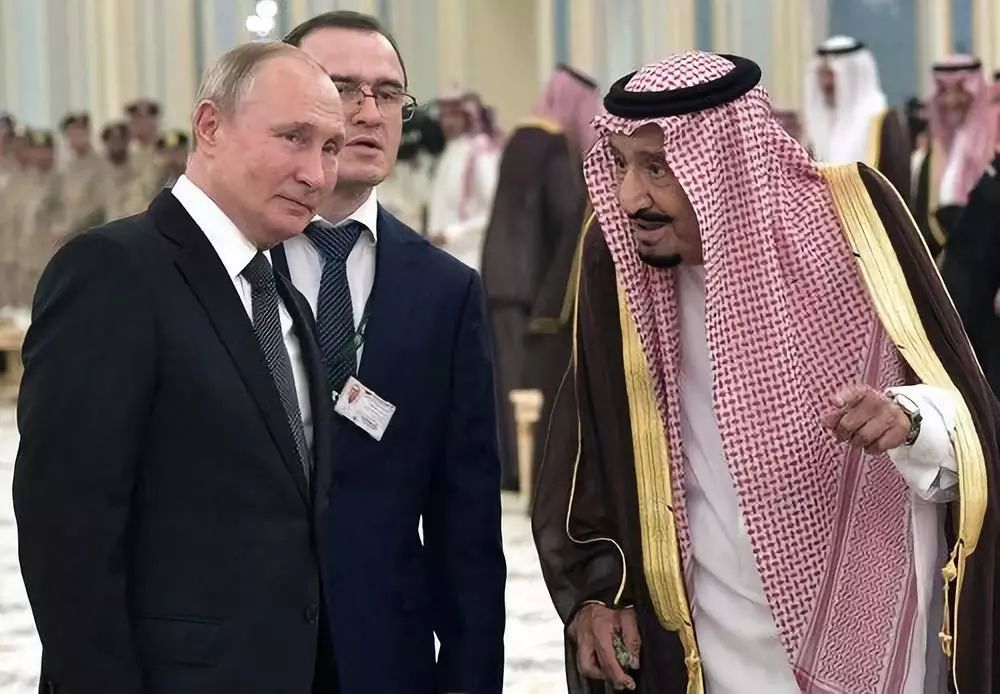 10月14日，在沙特首都利雅得，俄罗斯总统普京（左）与沙特阿拉伯国王萨勒曼（右）出席欢迎仪式。新华社/路透