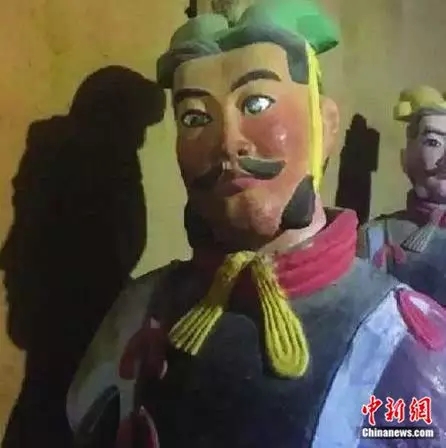 陕西某景区山寨兵马俑,各个浓眉大眼,如同化了妆。资料图