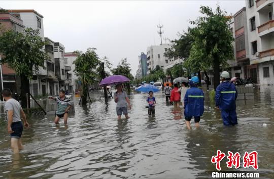 直击台风登陆地广东台山：街道内涝变“河流”